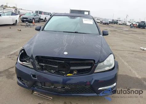 2012 Mercedes-Benz C 250 Sport z USA, uszkodzony, nr VIN WDDGF4HB9CR205381